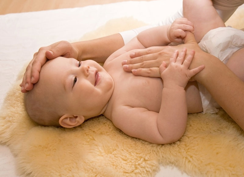 Baby während einer craniosacralen Behandlung
